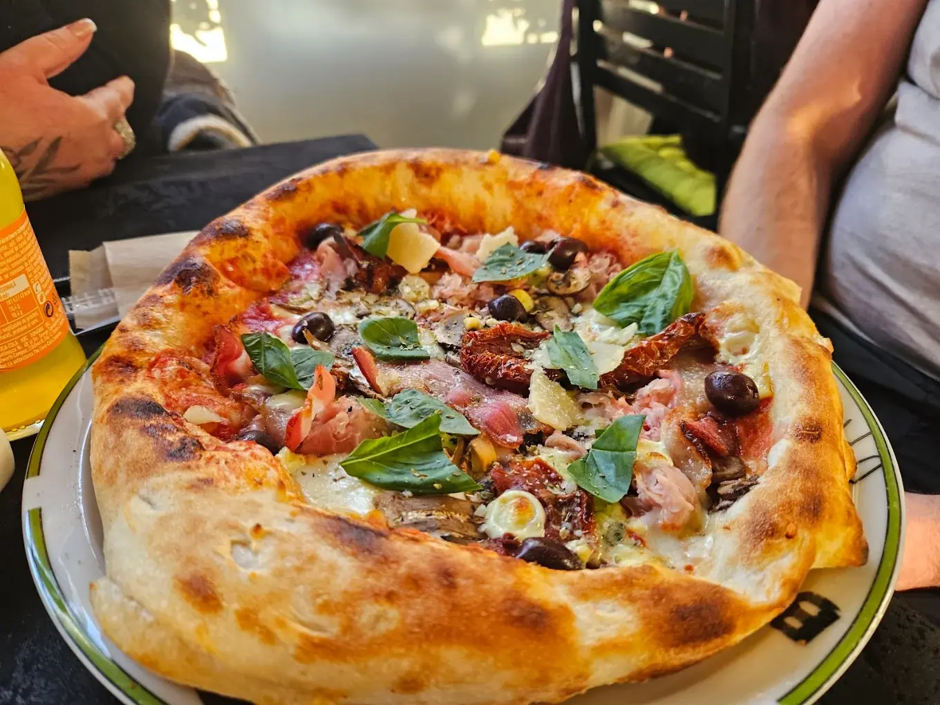Pizza napoletana — Pizzeria Dino